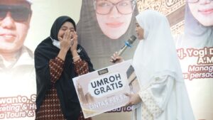 Ibu Munawaroh Raih Umroh Gratis dari Lintas Persada Tours & Travel di Seminar Akbar Lamongan 2026